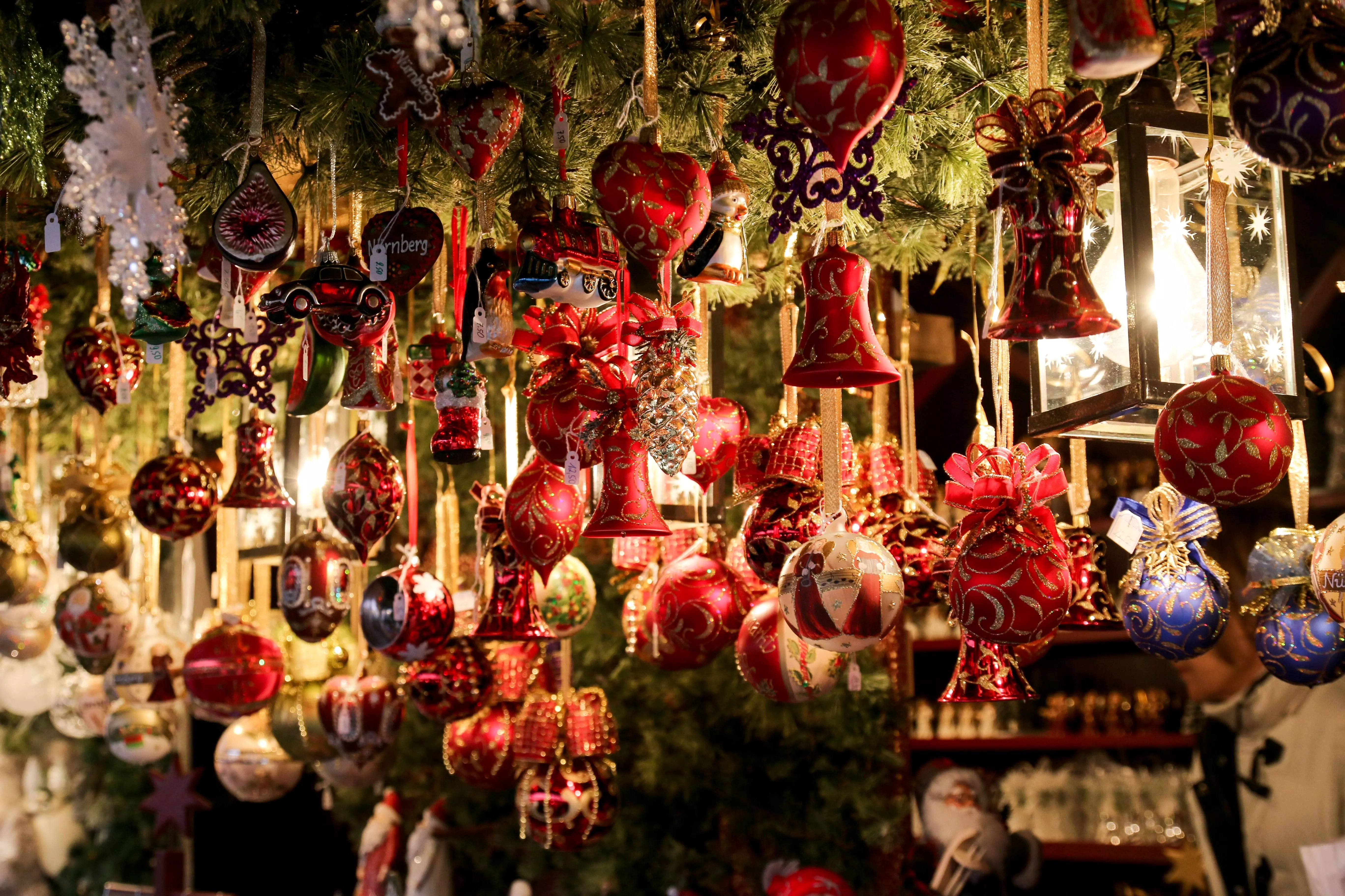 hängende Weihnachtskugeln von Marktstand