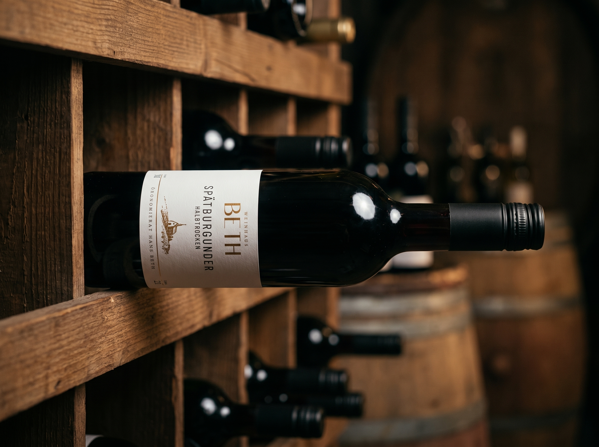 Flasche Wein im Lager liegend. Fässer im Hintergrund