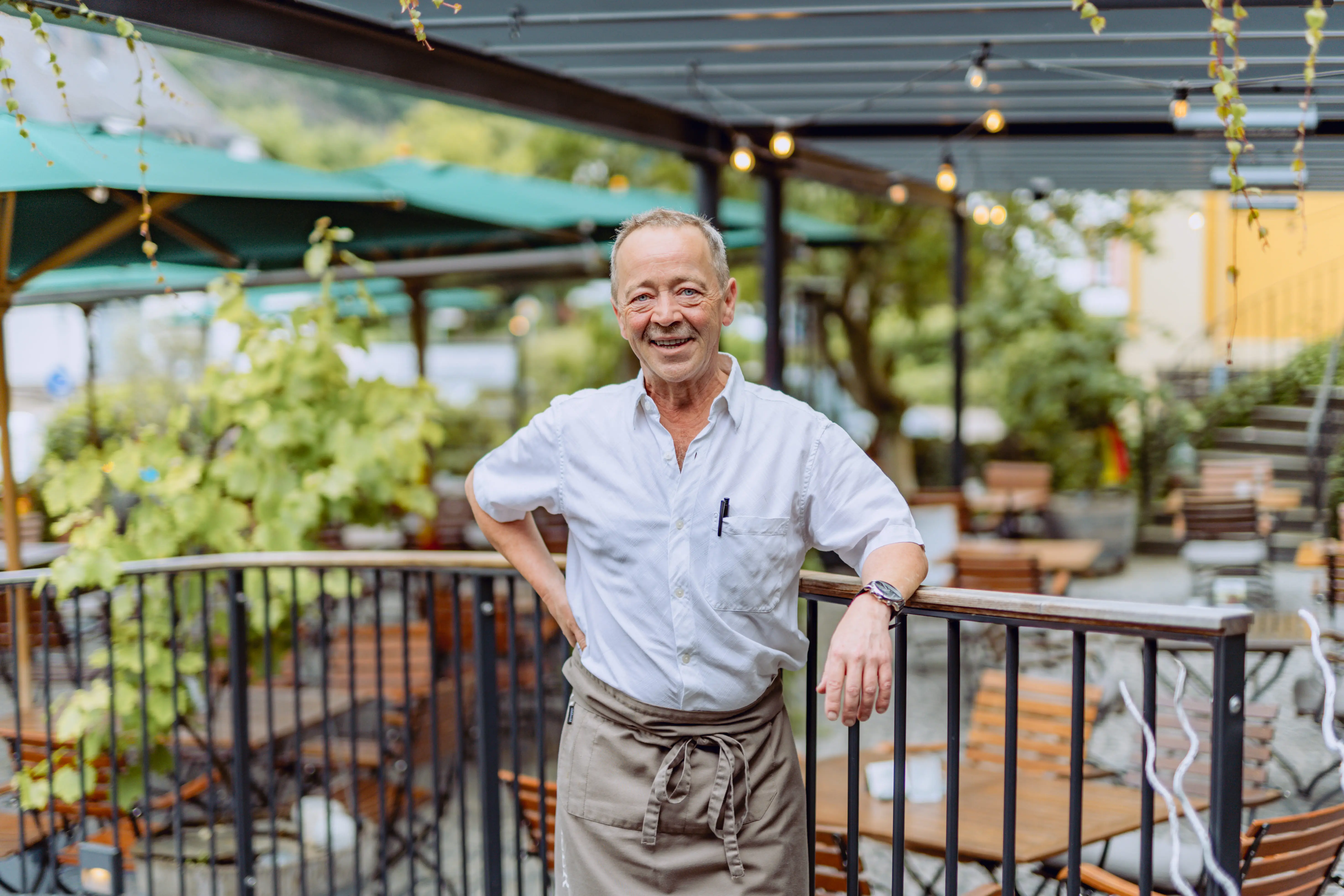 Restaurantleiter auf der Terrasse