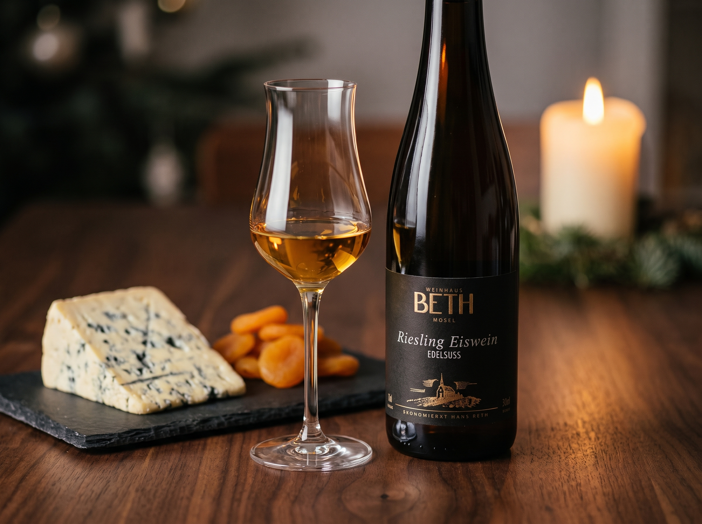 Flasche Edelsüßer Eiswein mit einem Glas und Käse