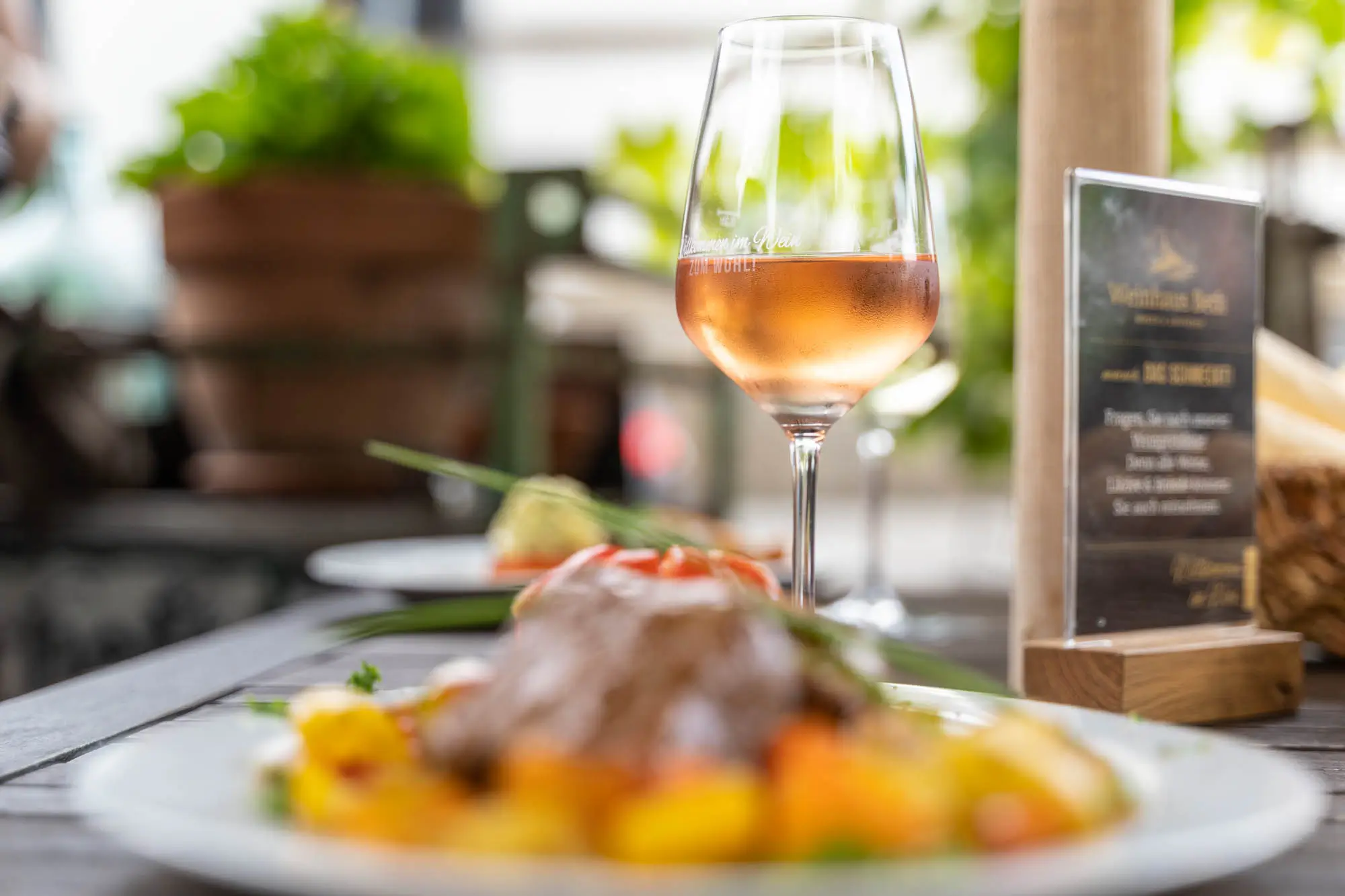Wein und Essen im Weingarten