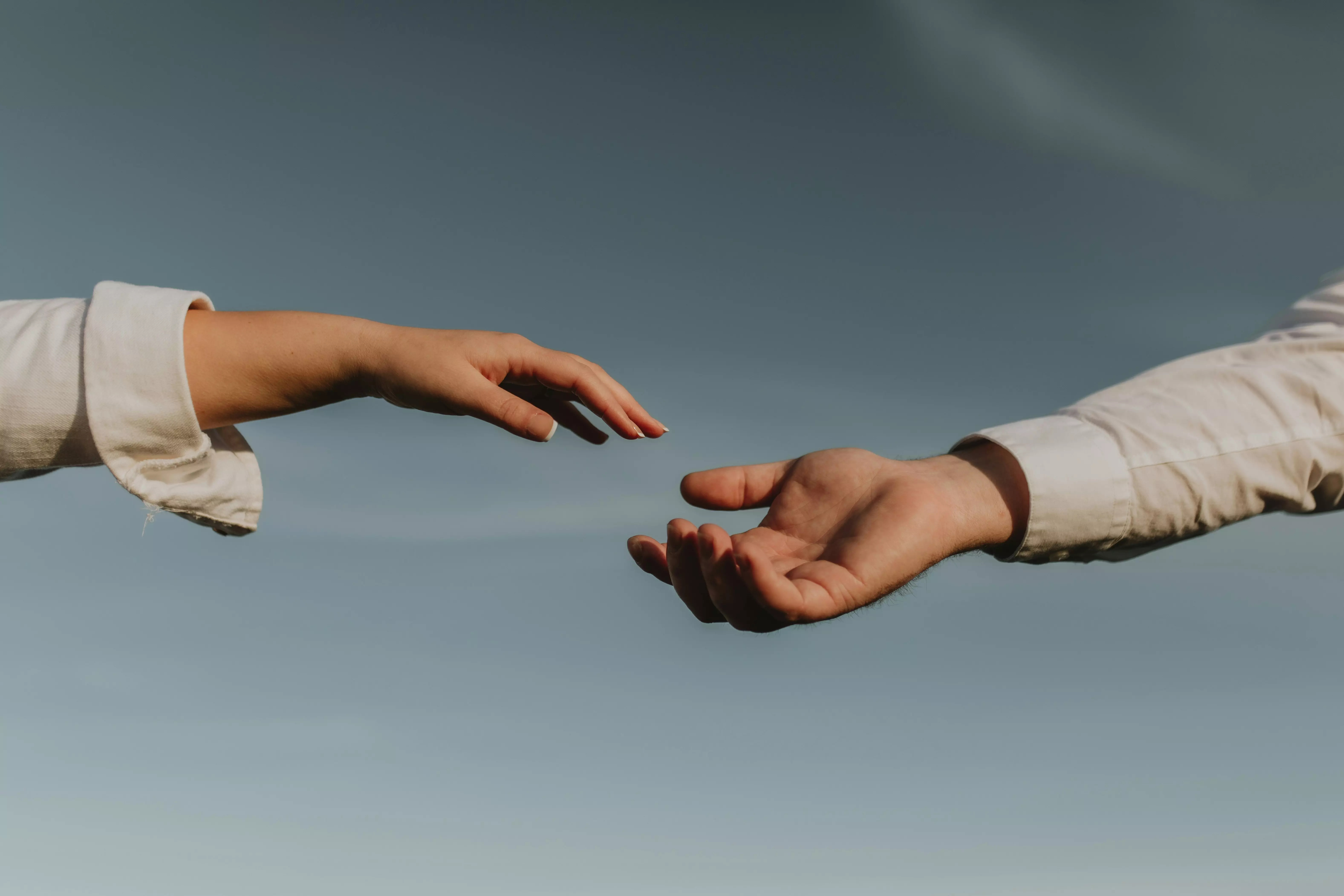 Mann und Frau reichen sich die Hand