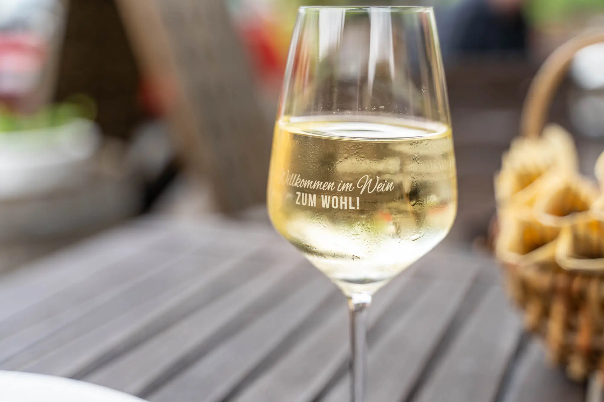 Weinglas auf Tisch